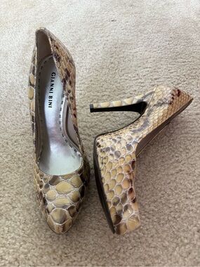 Gianni Bini Yellow Beige Snake-Print Pointed Toe Pumps
